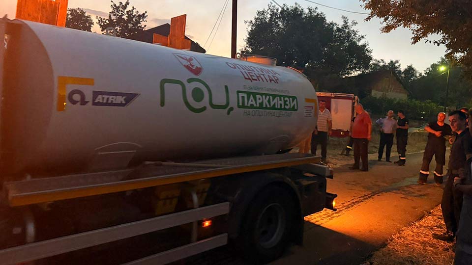 Општина Центар со свои ресурси помага во гасењето на пожарот во Чучер Сандево